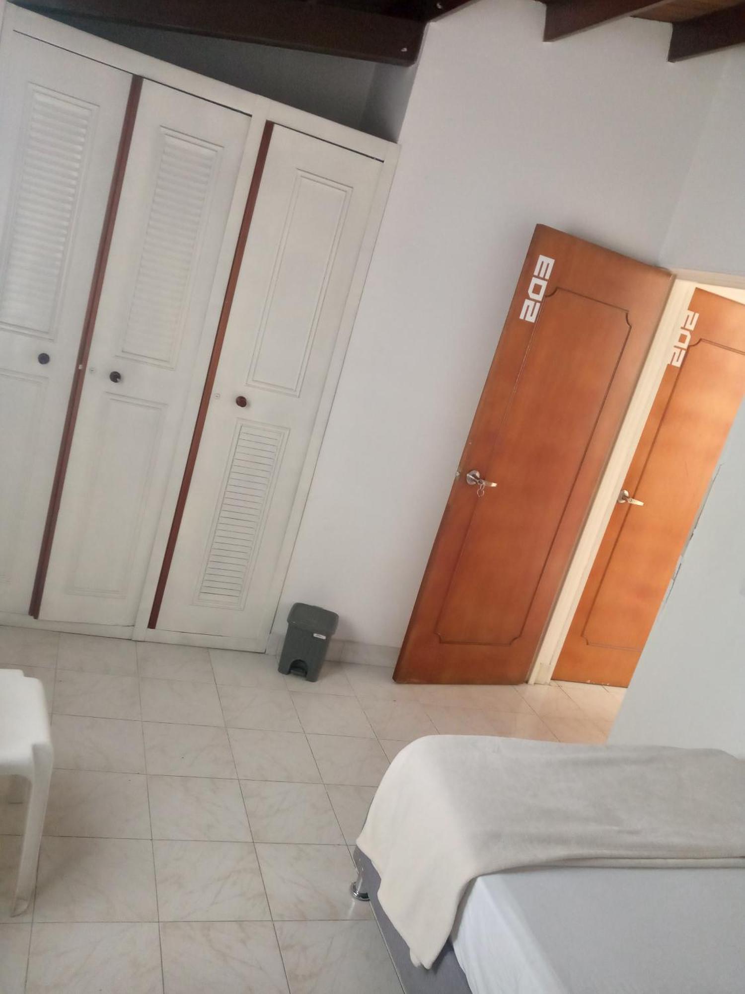Road Living Guest house *